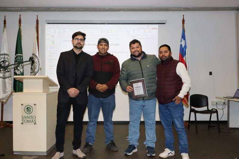 Egresados de Técnico en Construcción participaron en charla sobre pintura intumescente