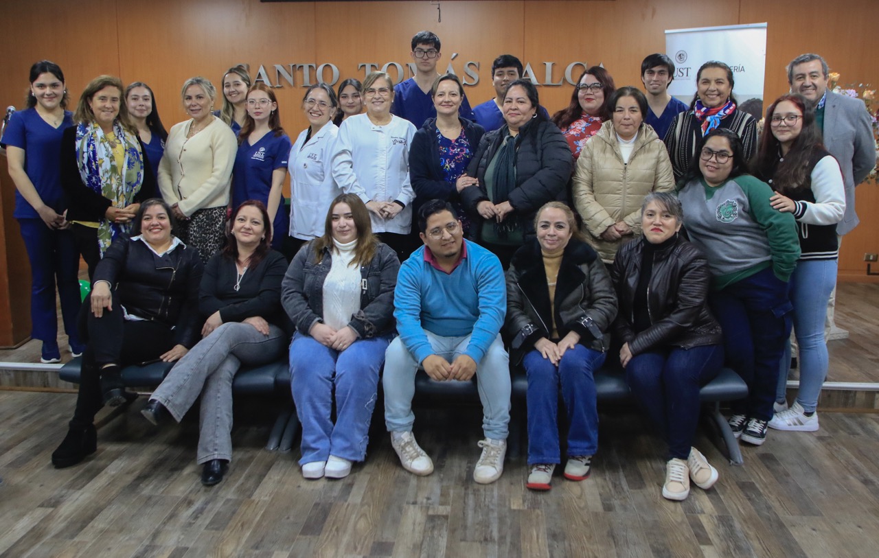 “Cuidando a quien cuida”: Enfermería UST Talca fortalece competencias de cuidadoras de Fundación Las Rosas