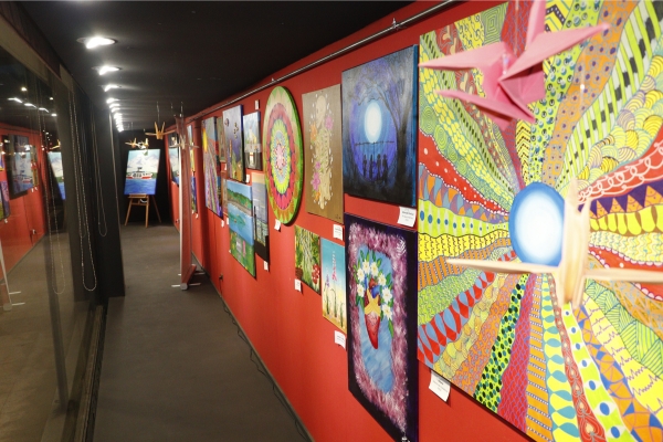 Santo Tomás Valdivia y Teletón presentan exposición “Mundo de Colores”