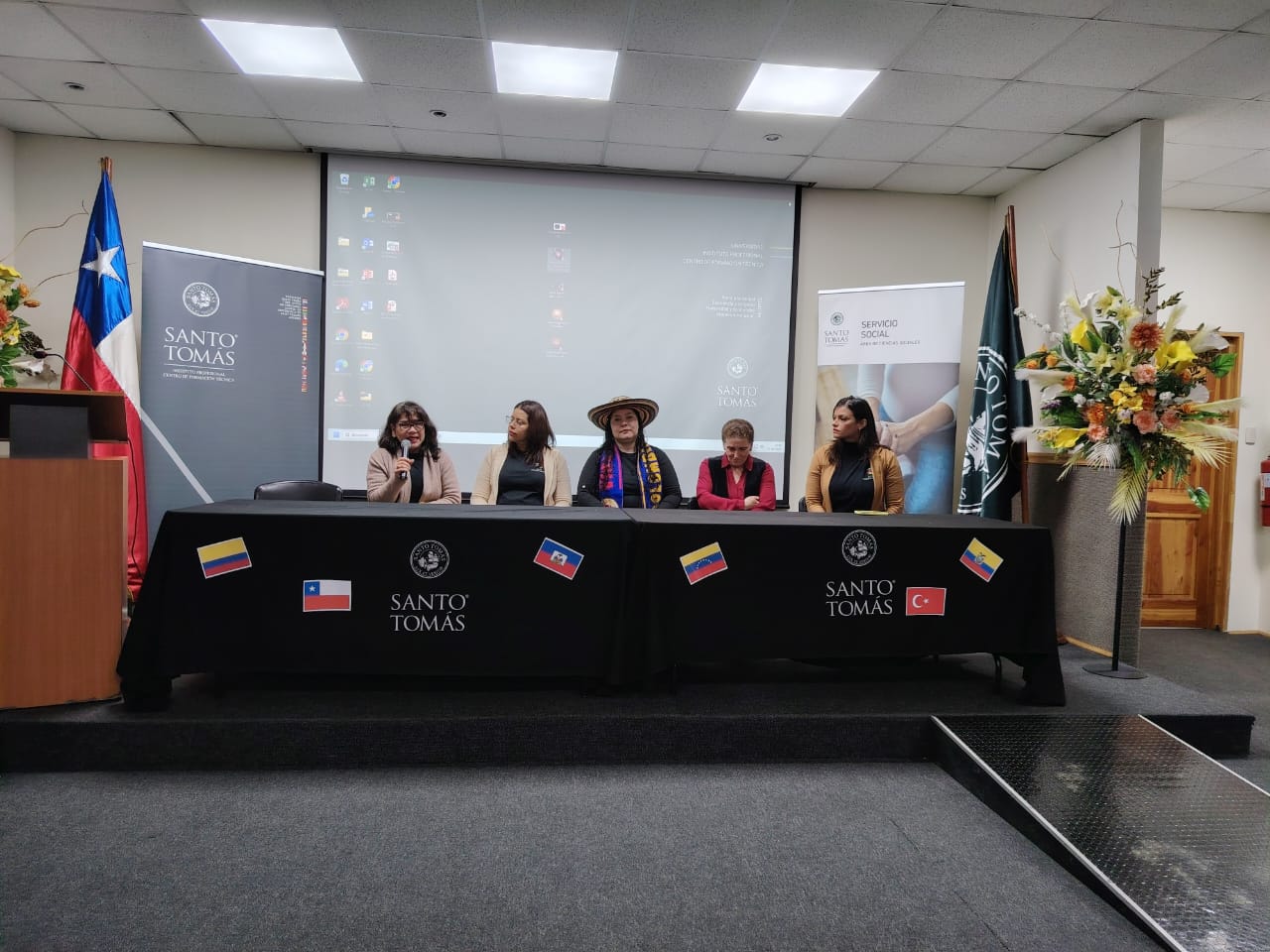 Migración y temáticas sociales fueron abordados en conversatorio que destacó el rol del trabajador social en el acceso a políticas públicas