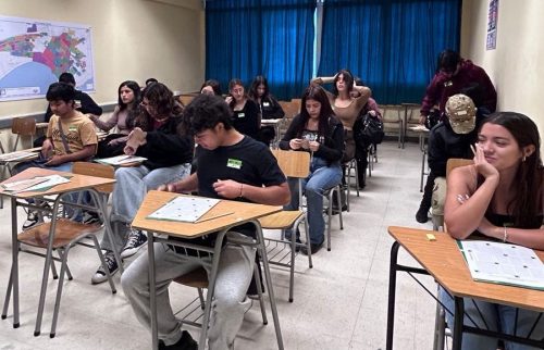 Estudiantes se preparan para la PAES con masivo ensayo en Santo Tomás Arica