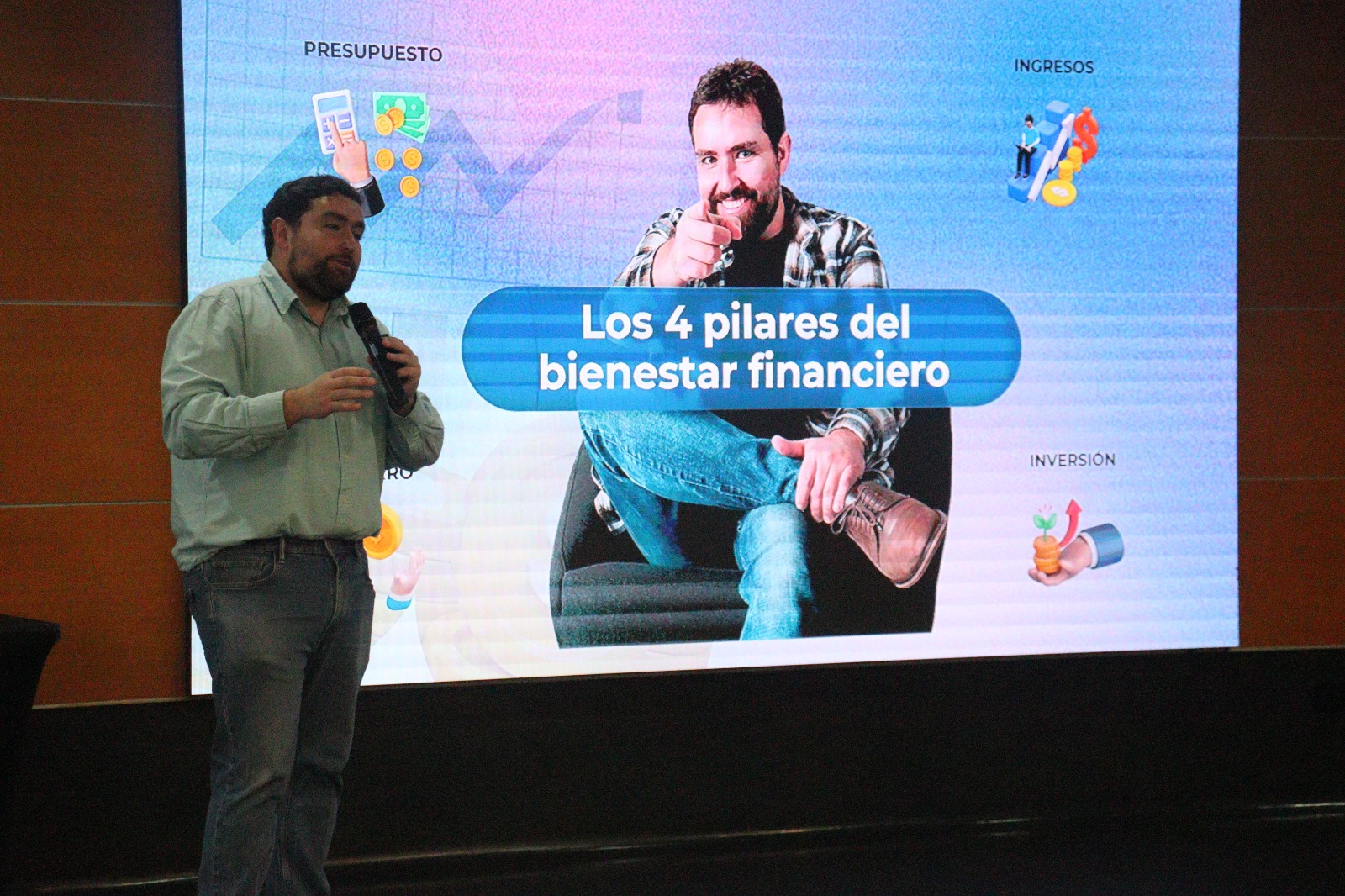 Francisco Ackermann ofreció charla sobre bienestar financiero en Santo Tomás Los Ángeles
