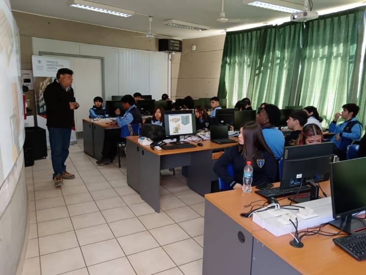 Estudiantes del Instituto Comercial participaron de actividades de Alternancia con el área de Administración de Santo Tomás