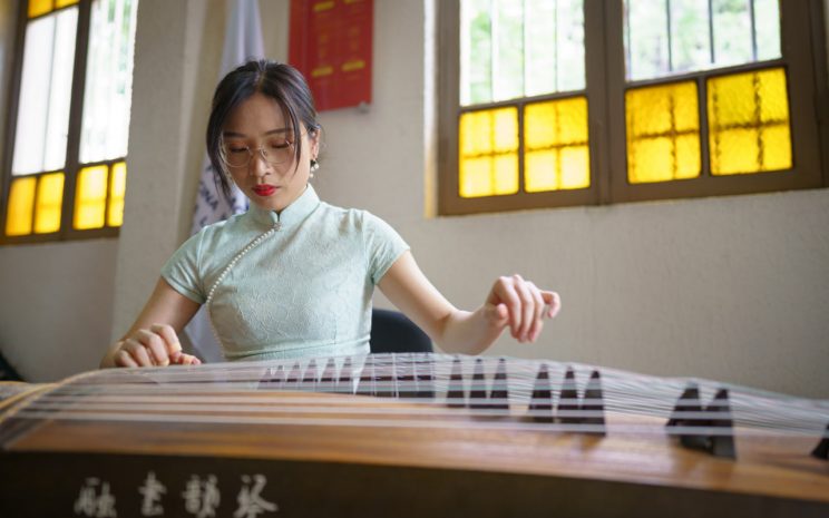 El sonido milenario del Guzheng llega a la UST Santiago junto al ICST