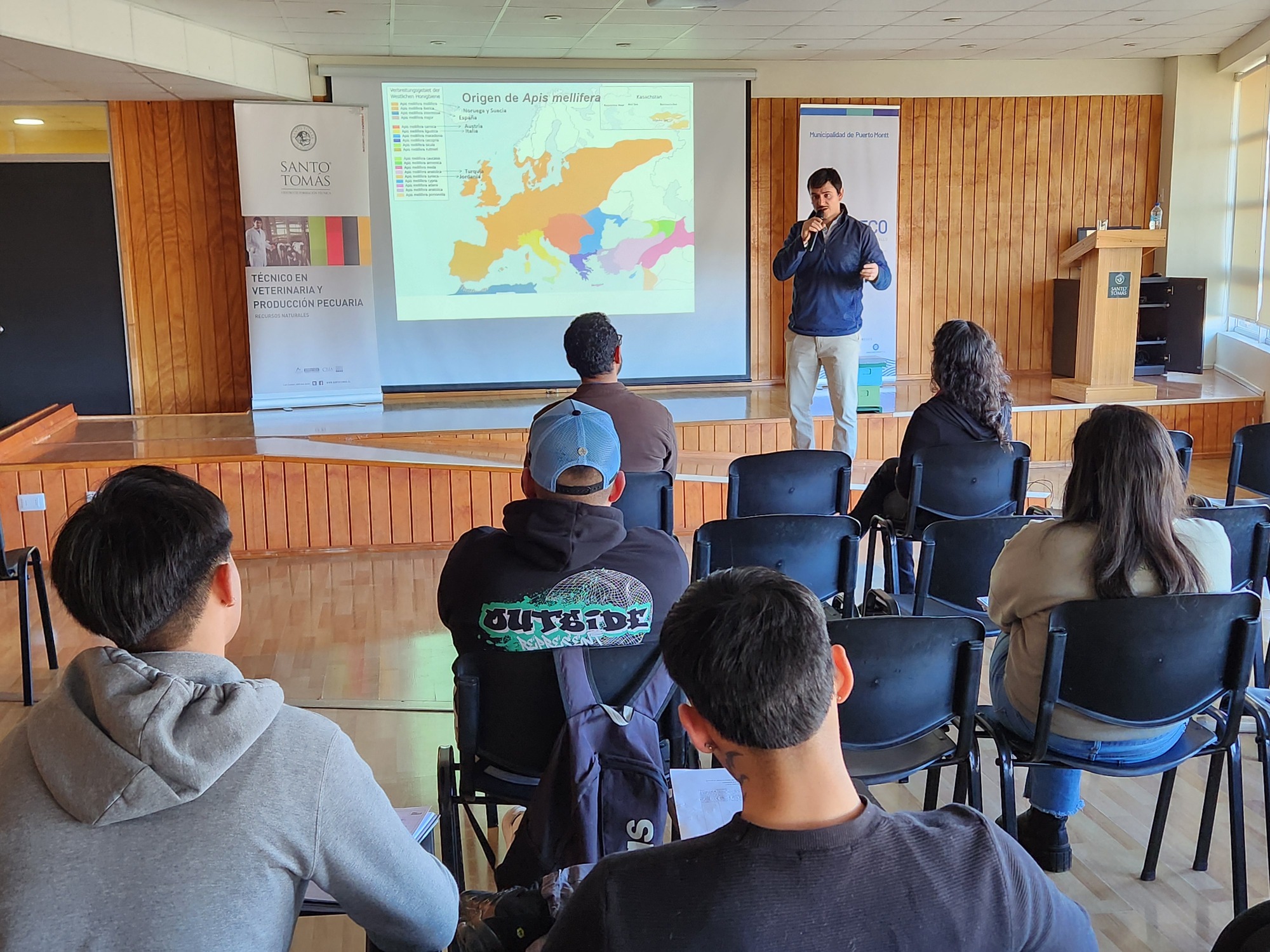 Municipalidad de Puerto Montt realiza charla sobre apicultura a estudiantes de Técnico en Veterinaria y Producción Pecuaria