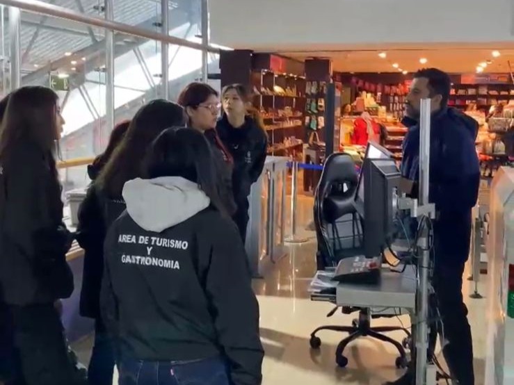 Estudiantes conocieron áreas operativas de la DGAC en Punta Arenas