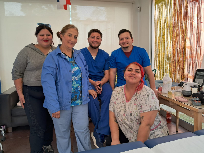 Egresados voluntarios apoyaron la Sala Familiar Ronald McDonald en Puente Alto