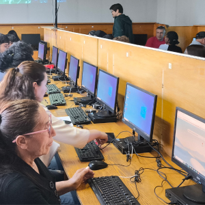 Creando Puentes: proyecto de VcM busca potenciar competencias digitales de escolares vespertinos
