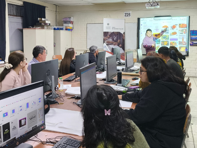 Creando Puentes conecta a estudiantes vespertinos con competencias digitales y oportunidades de aprendizaje