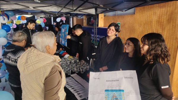 Estudiantes de Santo Tomás Arica realizan jornada de bienestar con personas mayores del Programa Vínculos