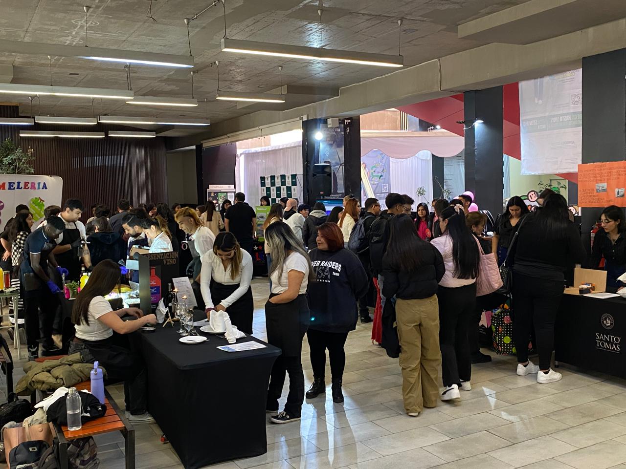 Estudiantes de Hotelería y Turismo del IP-CFT Santo Tomás Santiago Centro celebran el Día del Turismo con feria interactiva sobre su formación