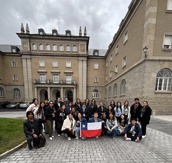 Alumnos de administración realizan pasantía en España, entre ellos 2 representantes de sede Curicó.