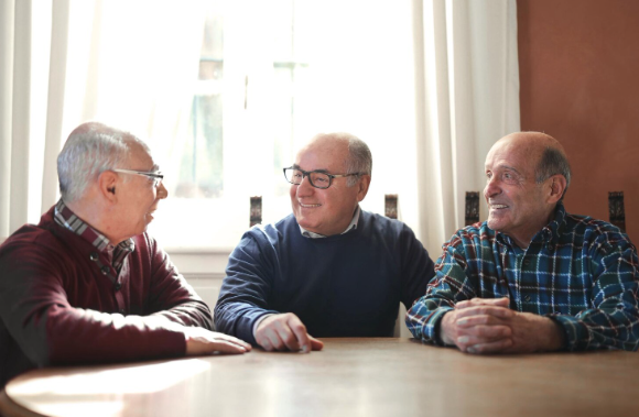 Santo Tomás genera aportes significativos al bienestar de personas mayores a lo largo de todo el país