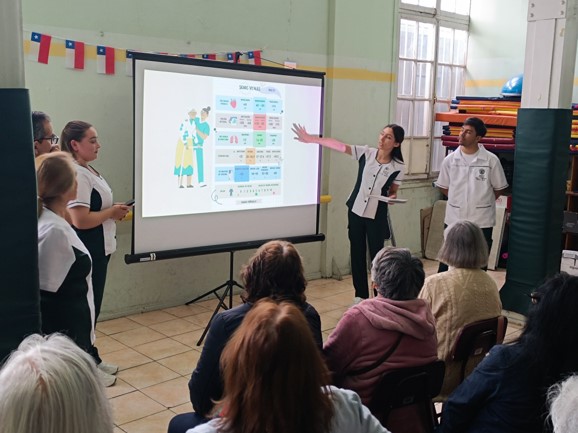 Estudiantes de Técnico en Enfermería Santo Tomás Viña del Mar capacitaron a personas mayores de Valparaíso en prevención de urgencias de salud