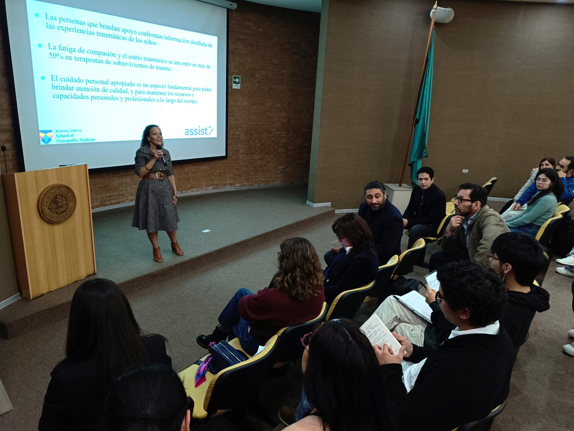 Psicólogos de todo el país se capacitaron en reconocido modelo internacional sobre trauma infantil y adolescente en UST Viña del Mar