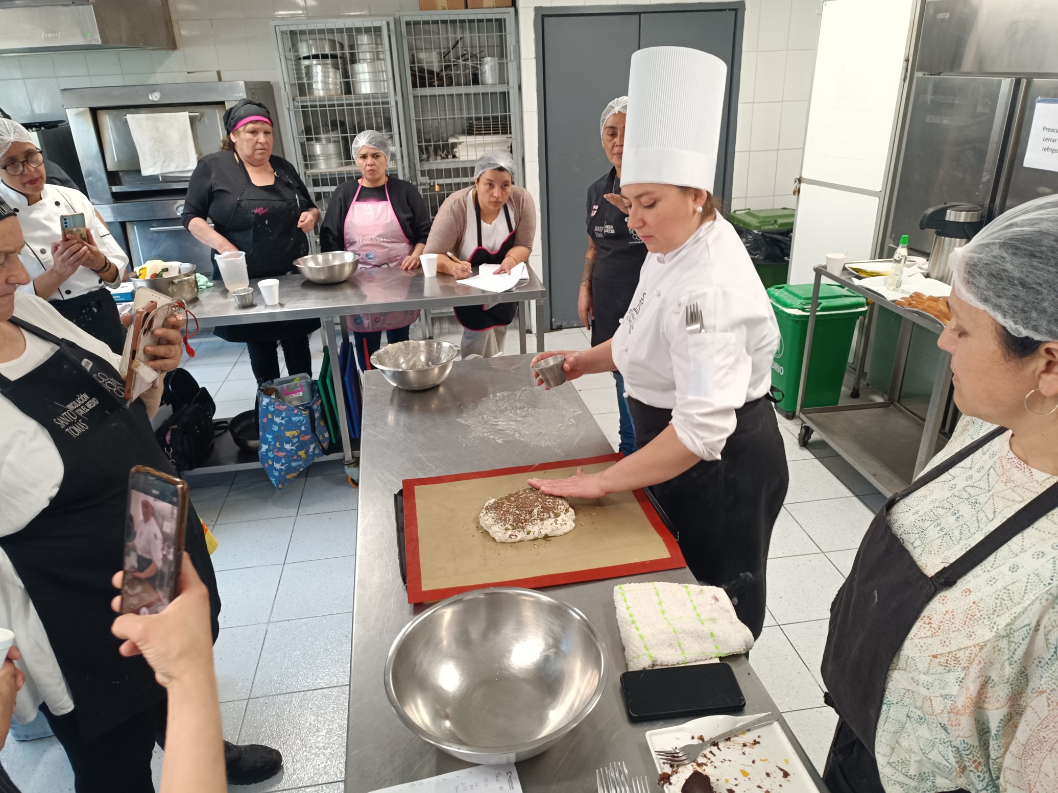 Emprendedoras de Valparaíso culminan con éxito 3a Escuela de Microemprendimientos Familiares de Santo Tomás Viña del Mar