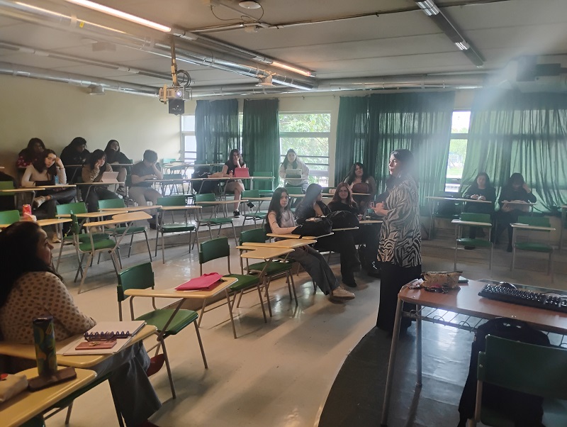 ACADÉMICA DE PSICOLOGÍA DICTA CHARLA A ESTUDIANTES DE VIGILANTES AMBIENTALES SOBRE LA RELACIÓN ENTRE EL BIENESTAR SOCIOEMOCIONAL Y EL CUIDADO DEL MEDIO AMBIENTE