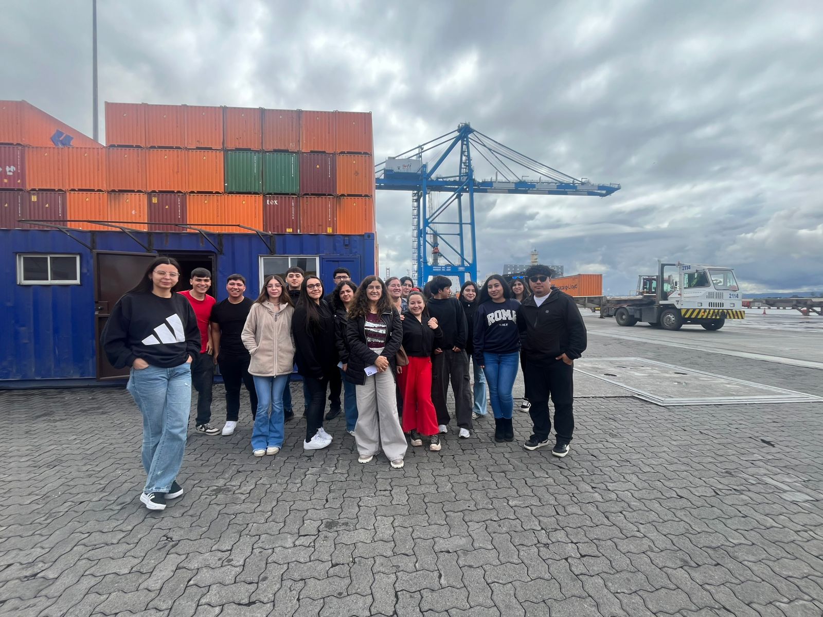 Estudiantes de Contador Auditor IPST fortalecen su formación con visita al Puerto de San Vicente