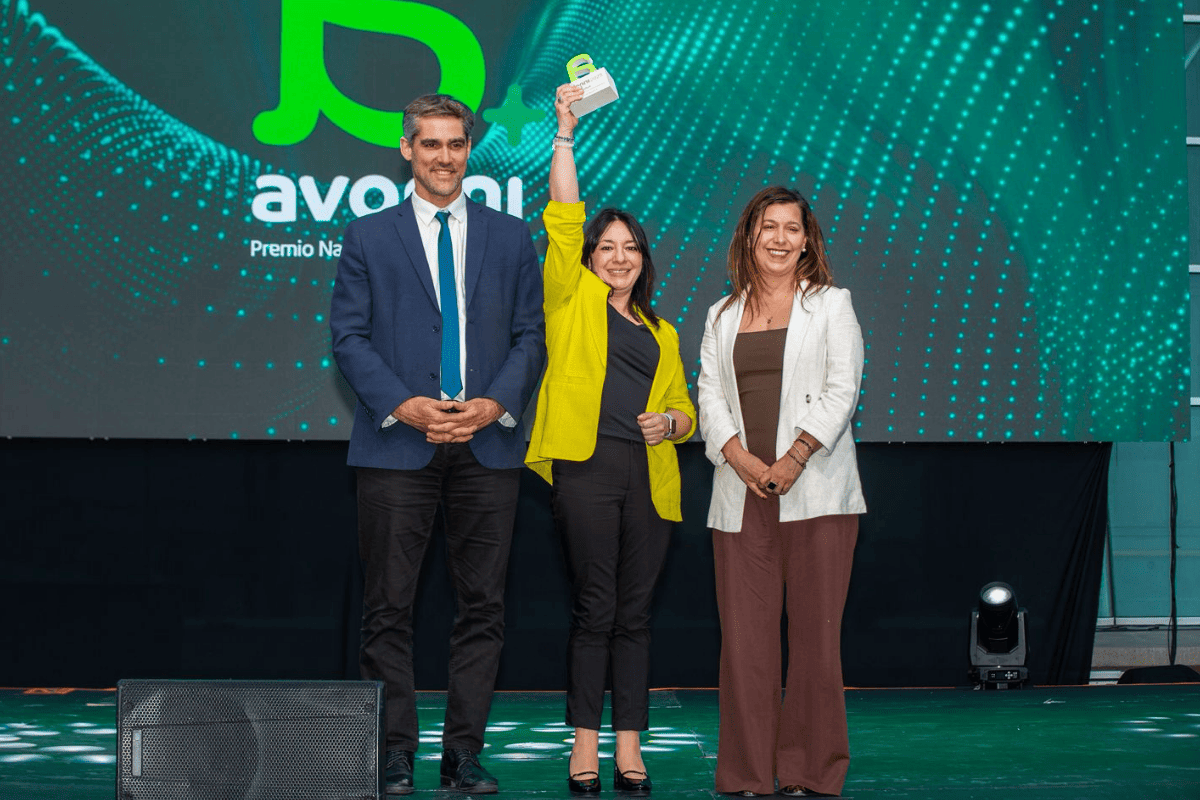 “Las mujeres podemos liderar con fuerza, ciencia y propósito”: Académica UST gana Premio Nacional de Innovación Avonni 2025