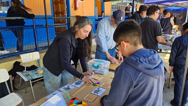 Departamento de Ciencias Básicas se une a la comunidad de Alhué en la Feria Científica del Liceo Sara Troncoso