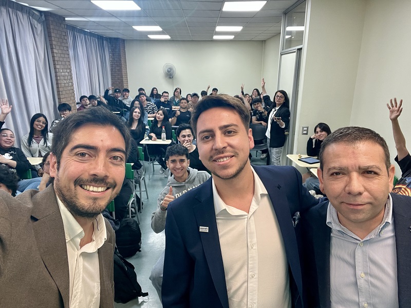 Estudiantes de Ingeniería Comercial entablan conversación con el Gerente Comercial de Bosch Rexroth y su Analista de Customer Experience, egresado destacado de la carrera