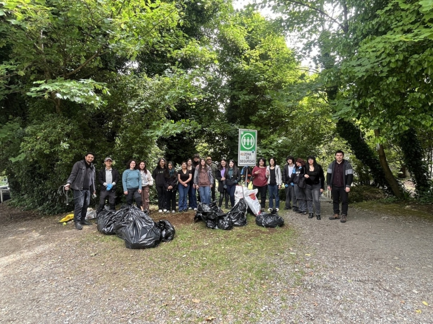 Tomasinos de Puerto Montt lideran masiva limpieza de riachuelo en el parque Rubén Luna