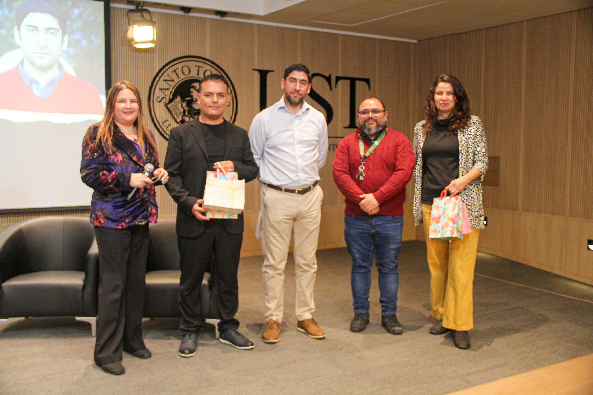 Seminario "Neuro-IA: Conectando Mente y Máquina" subraya la urgente fusión entre tecnología, salud mental y crisis climática