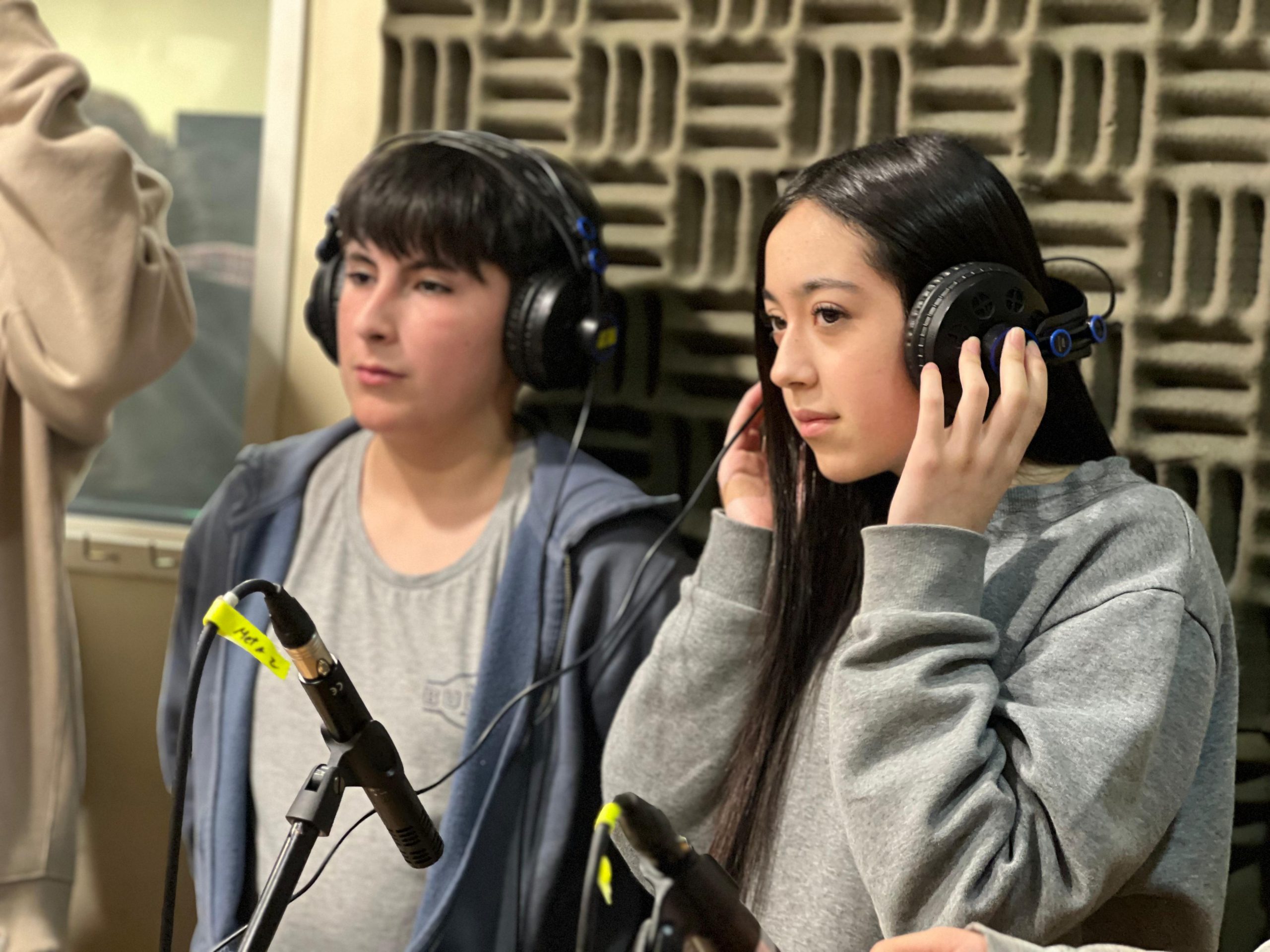 En estudio profesional de grabación de la carrera Técnico en Sonido: Estudiantes del IP Santo Tomás graban proyecto musical “Notas del Aula” con escuelas de La Araucanía