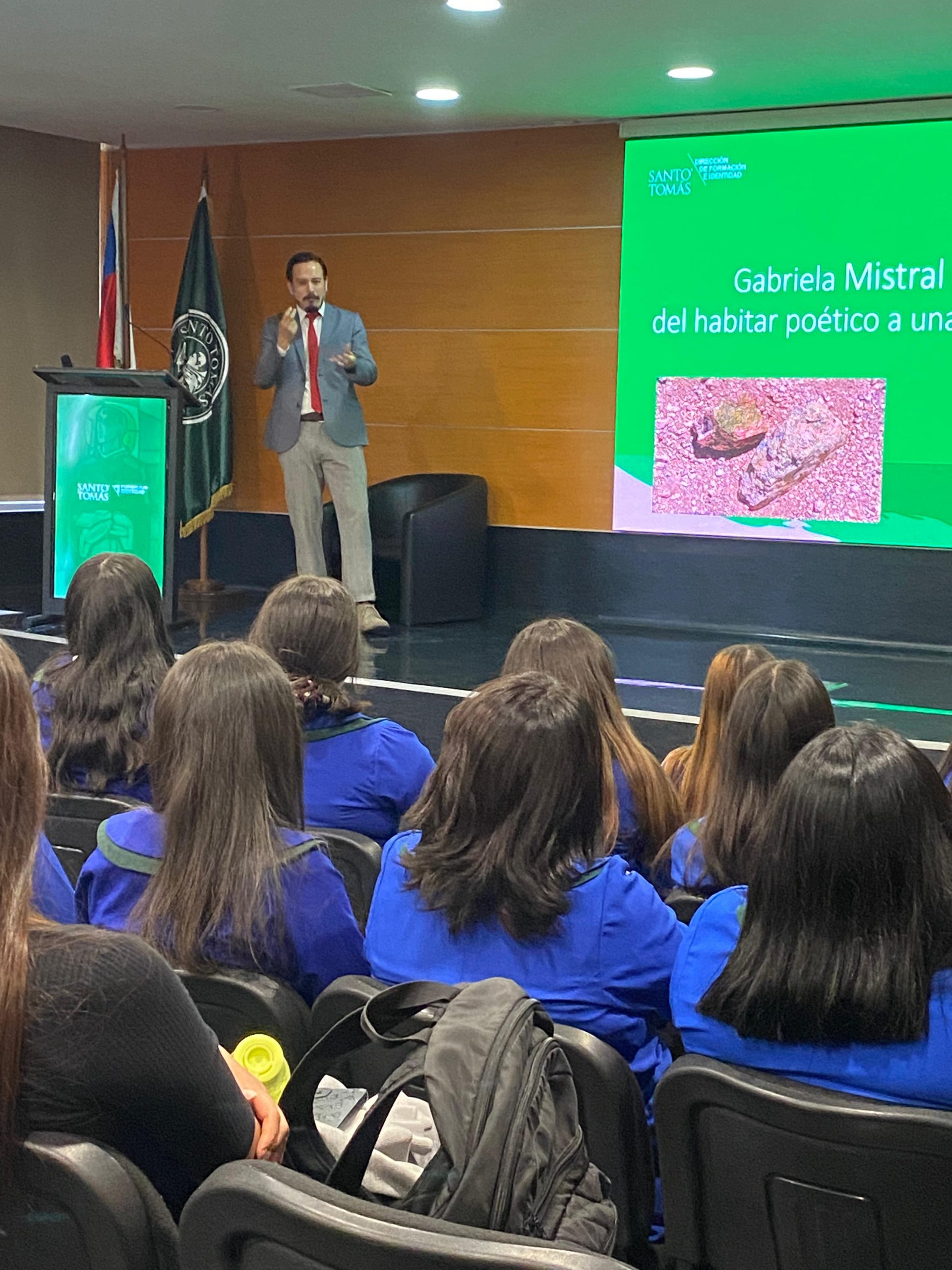 Doctor Mauricio Fernández ofreció inspiradora charla sobre Gabriela Mistral a estudiantes del Área Educación de Santo Tomás Los Ángeles