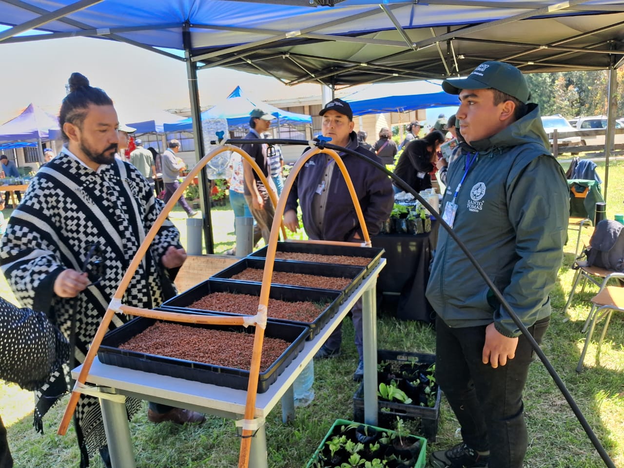 Estudiantes de Técnico Agrícola y Ganadero del CFT Santo Tomás Temuco promueven la agricultura circular y el uso de biopreparados en jornada del PDTI Maquehue