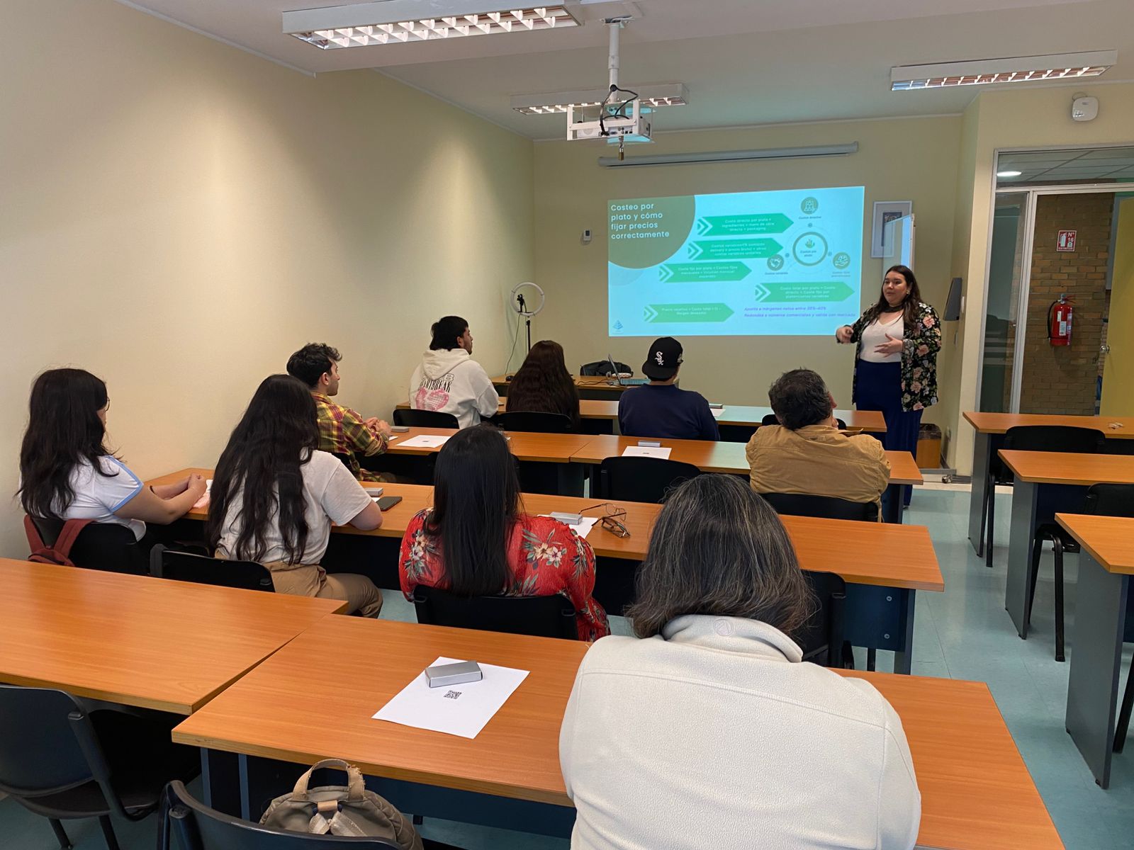 Egresados de Gastronomía fortalecen competencias emprendedoras en taller “Crea tu Pyme”