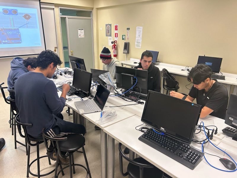 Tomasinos aprenden a crear aplicaciones en Taller de Programación Web FullStack