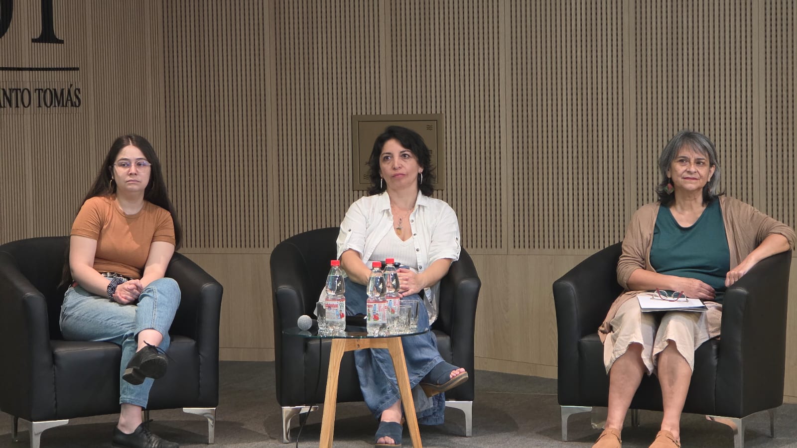 Conversatorio en UST destacó el legado literario y social de Gabriela Mistral