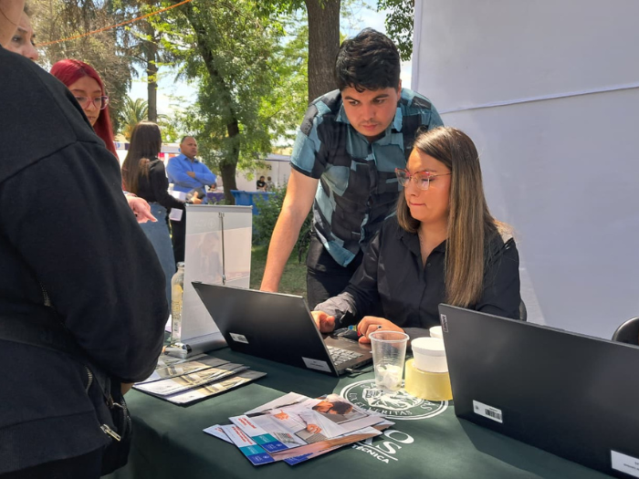 Tomasinos apoyaron a vecinos en confección de currículum durante Feria Laboral de La Pintana