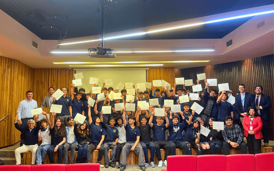 Santo Tomás Santiago Centro impulsa Taller de Alternancia en Programación Web para fortalecer las competencias tecnológicas de estudiantes del Liceo INSUCO 2