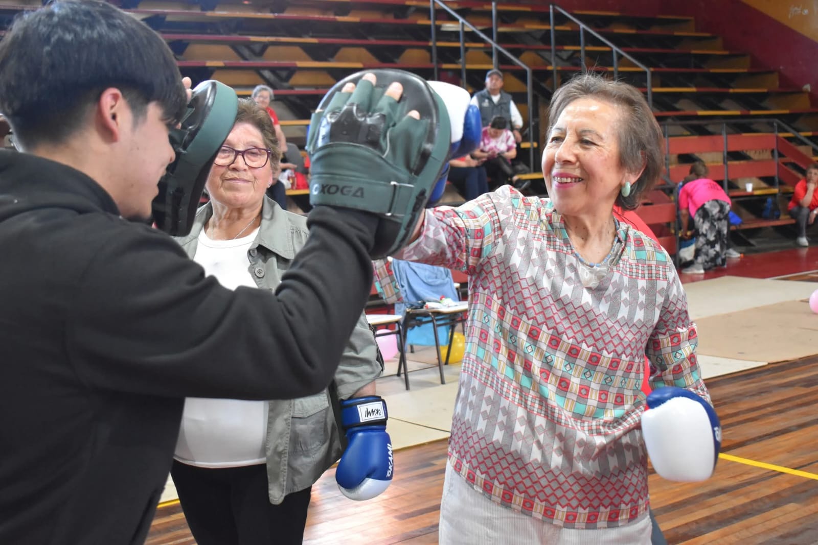 Adultos Mayores de San Pablo practicaron boxeo sin contacto un proyecto de Preparador Físico "Puños con Historia"