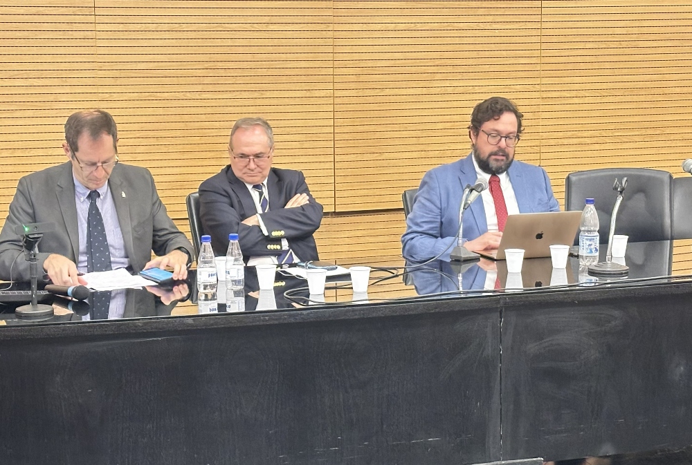 Docente de la UST Temuco expone en conferencia que reunió a expertos de cuatro países para discutir el futuro del derecho administrativo