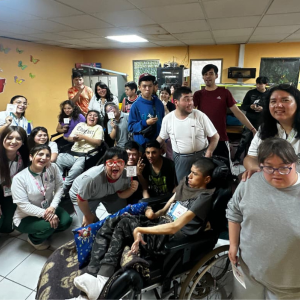 Tomasinos comparten sonrisas y educación en salud oral con estudiantes y apoderados de la Escuela Especial Las Rosas