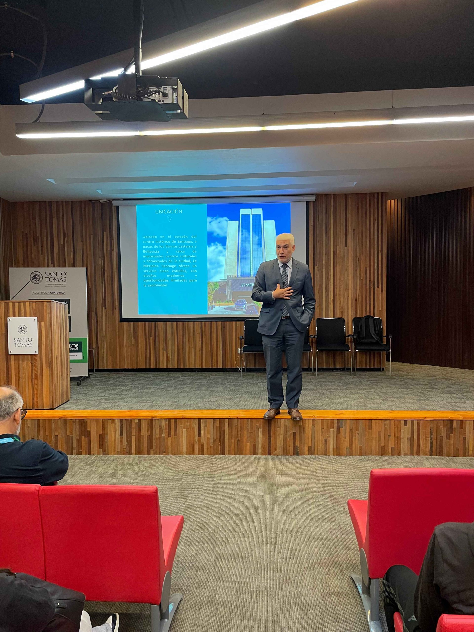 Hoteles InterContinental y Le Meridien realizan charla a estudiantes de Turismo de Santo Tomás Santiago Centro