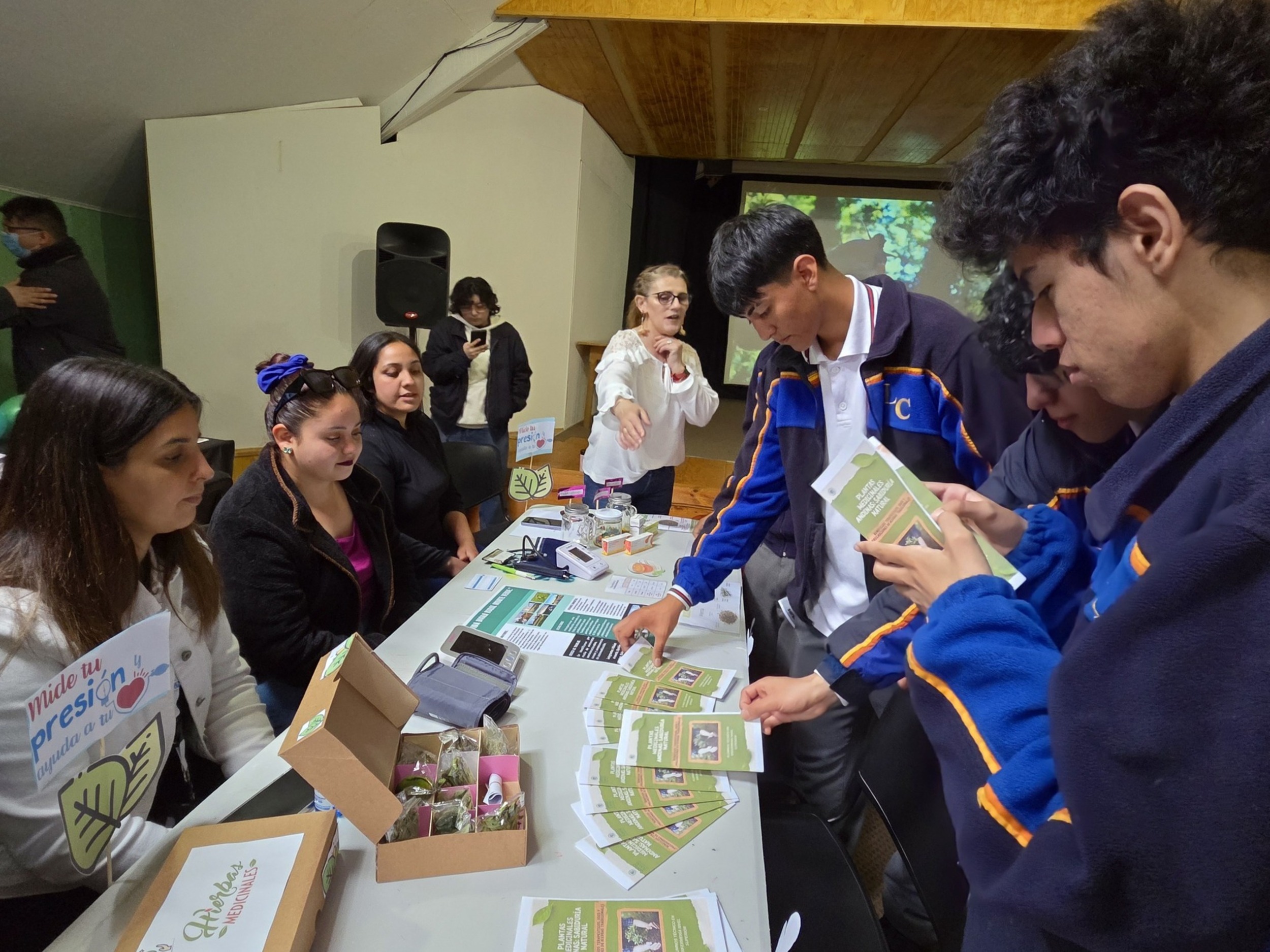 Estudiantes de Técnico en Enfermería de Santo Tomás Puerto Montt presentan 20 proyectos de alto impacto social