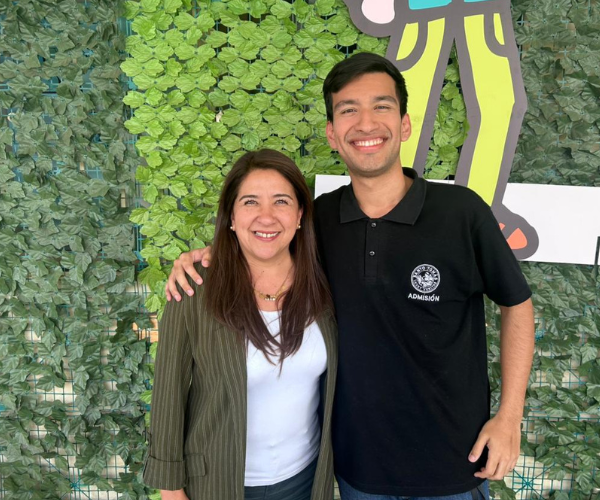 Bastián Báez Cisternas recibe el Premio Espíritu DAE por su compromiso y participación estudiantil