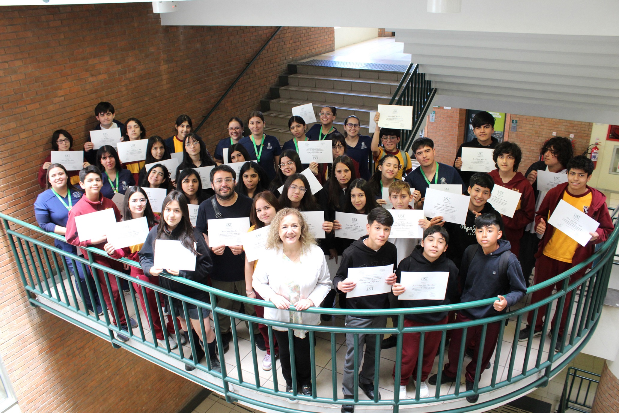 Centro de Simulación Clínica UST Concepción desarrolló última Capacitación RCP y uso de DEA del 2025 para escolares de segundo ciclo