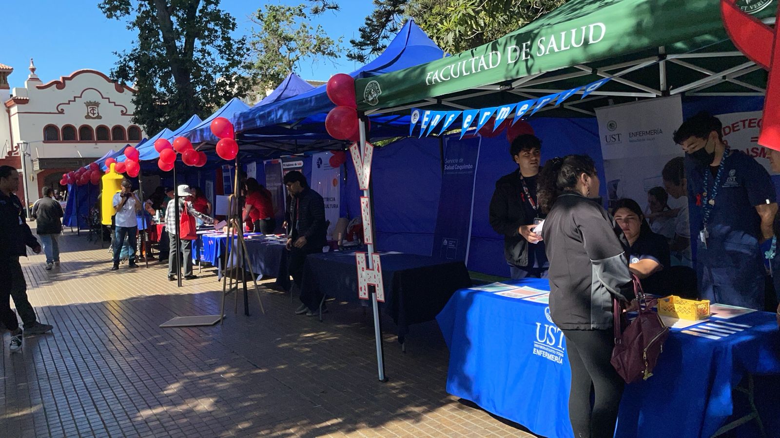 Carrera de Enfermería de UST La Serena promueve la detección oportuna del VIH en operativo regional