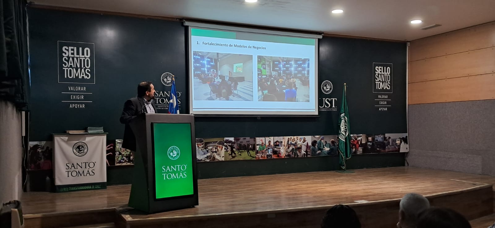 Emprendedores recibieron certificado por participar en programa de negocios, innovación y digitalización de Santo Tomás