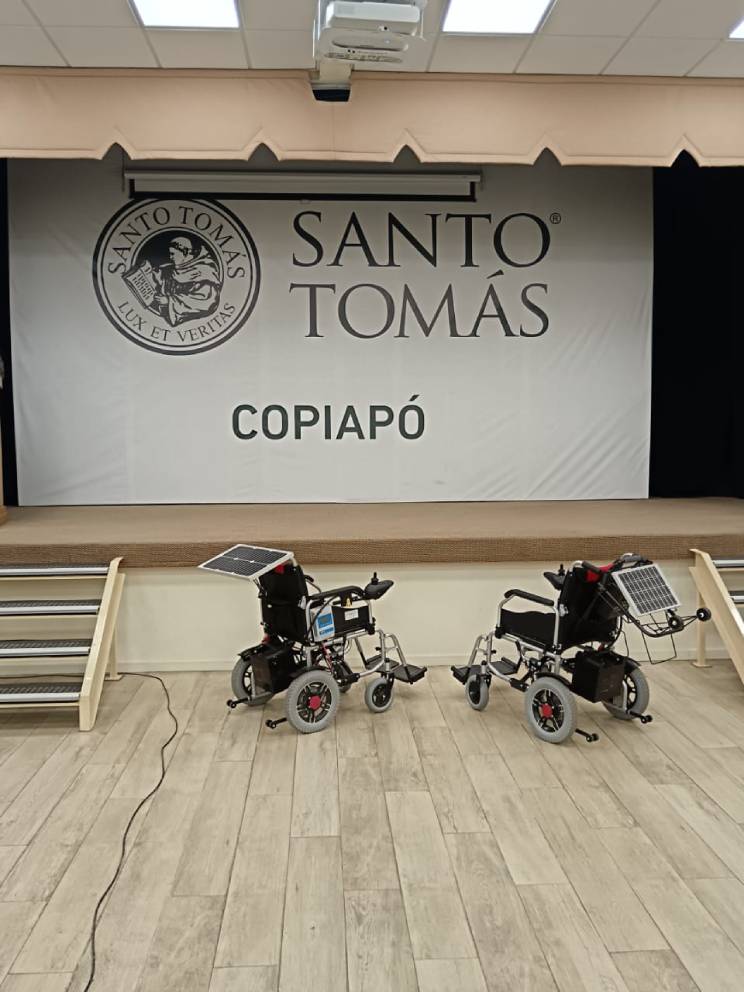 Innovador proyecto: carrera Técnico en Energía Solar de Santo Tomás Copiapó crea cargador fotovoltaico portátil para silla de rueda eléctrica