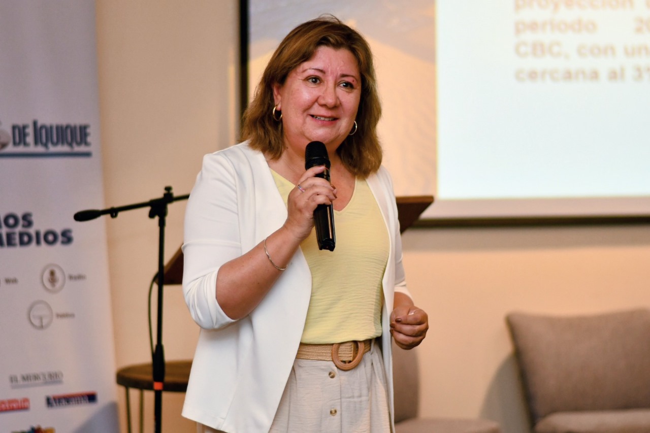 Directora de Ingeniería Comercial expuso en trascendental conversatorio